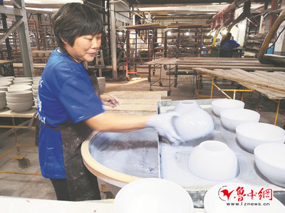 陶瓷產(chǎn)品現(xiàn)燒現(xiàn)賣 淄博首個(gè)工業(yè)旅游觀光工廠對外開放